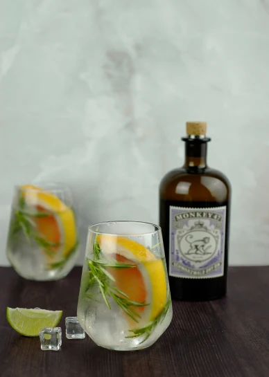 Джин Monkey 47 Schwarzwald Dry Gin в бокале